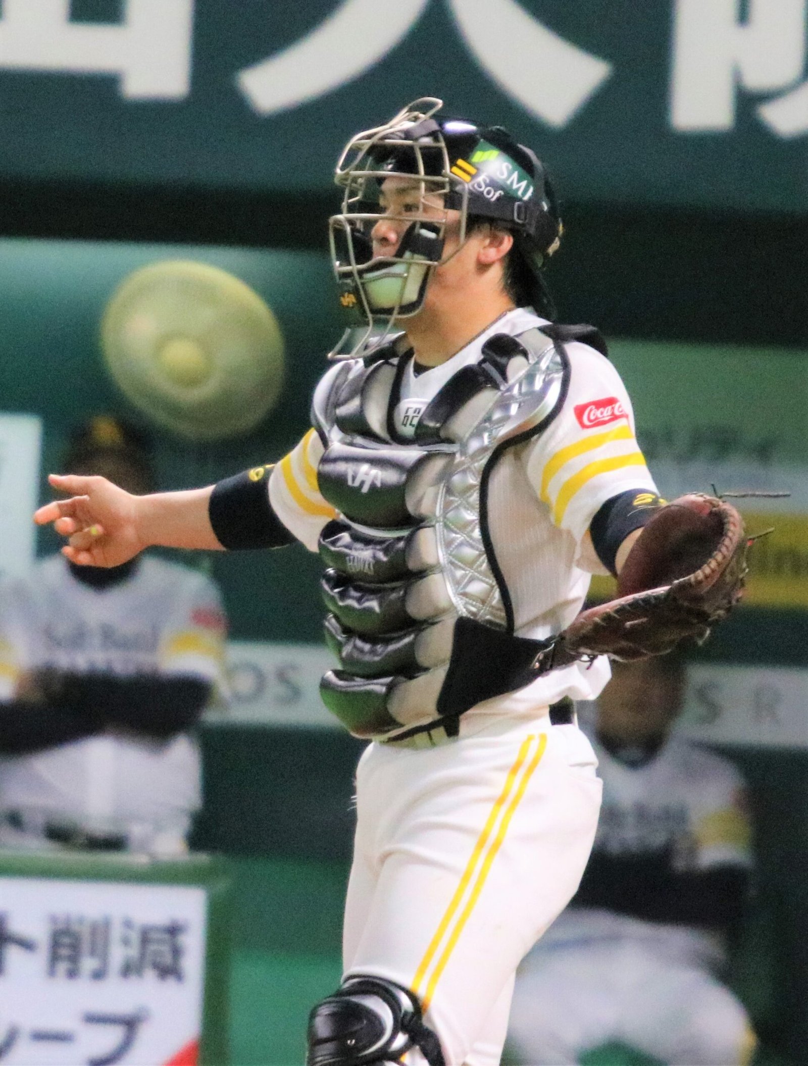 キャッチャーマスクに手をやる甲斐拓也