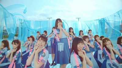 日向坂46のMV画像でポーズする日向坂メンバー