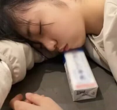 牛乳を飲みながら眠ってしまう正源司陽子
