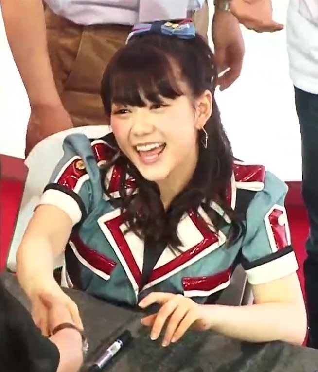ワンピース姿で遊ぶ村重杏奈
