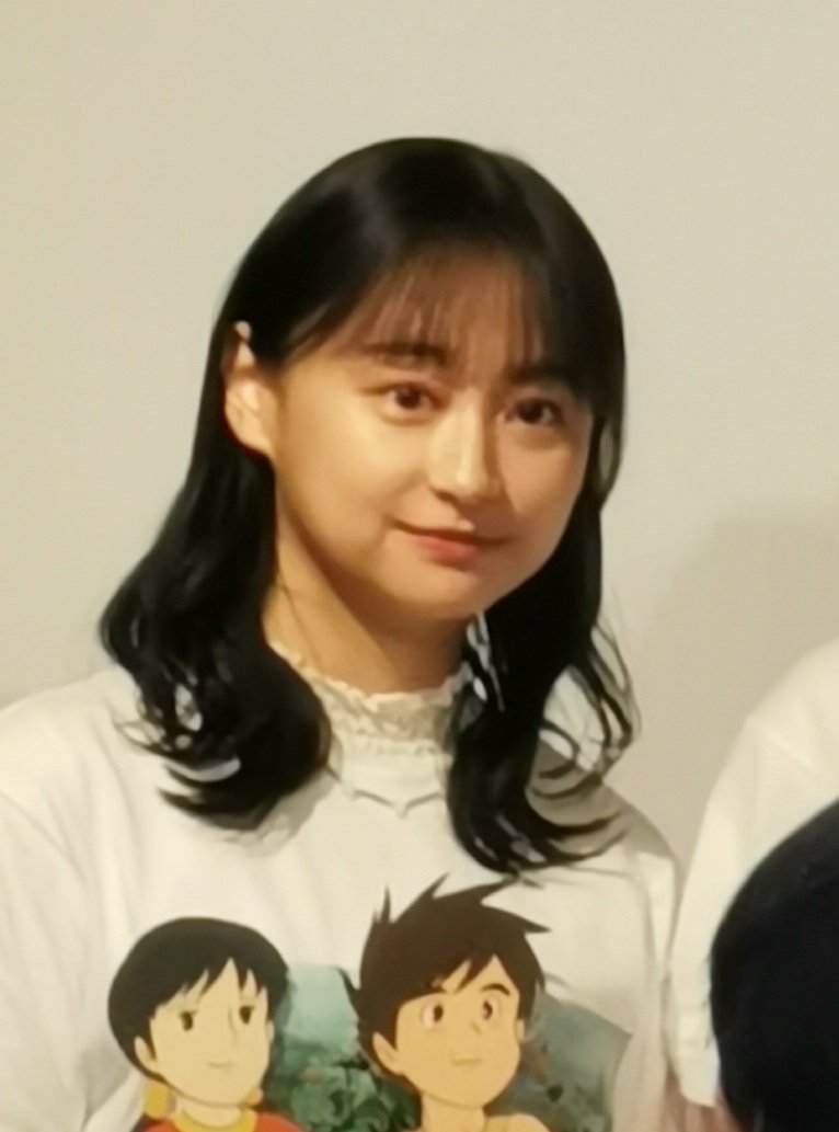 私服の白いタンクトップを着ている影山優佳