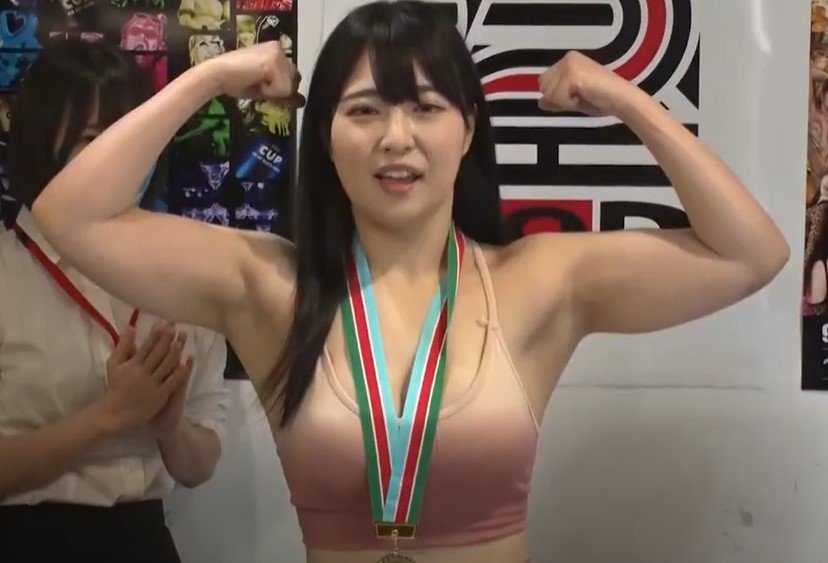ダブルピースをするよよよちゃん
