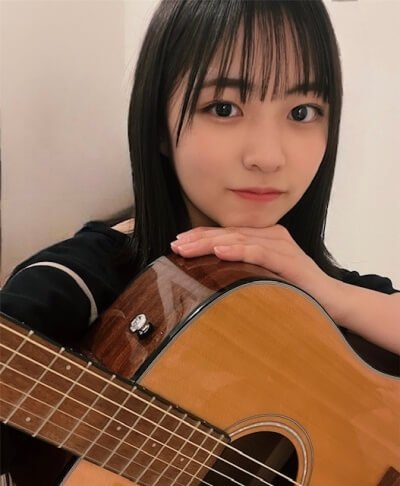 ギターを抱える正源司陽子
