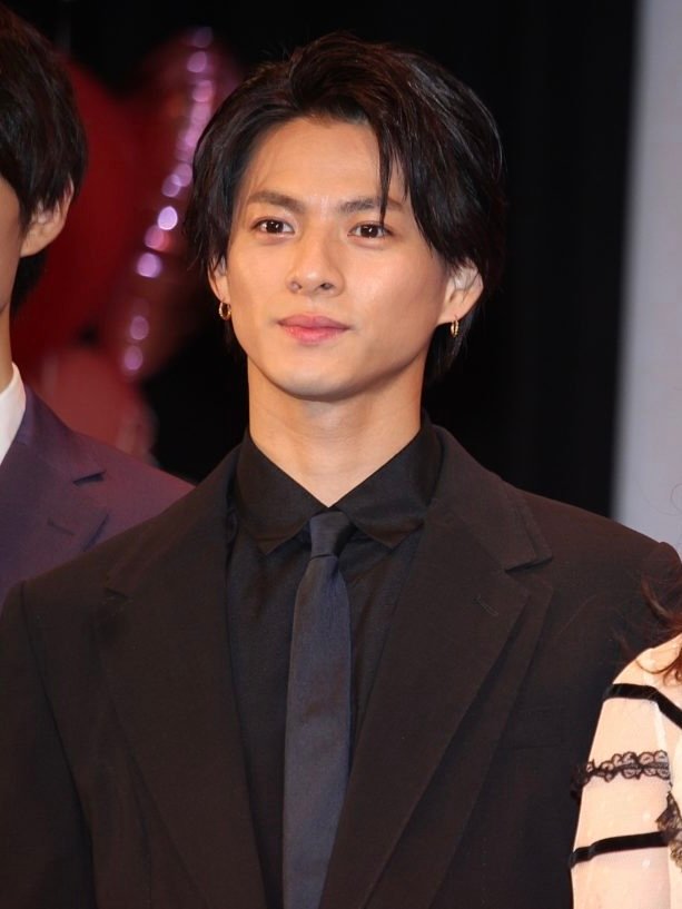 自己紹介をする平野紫耀