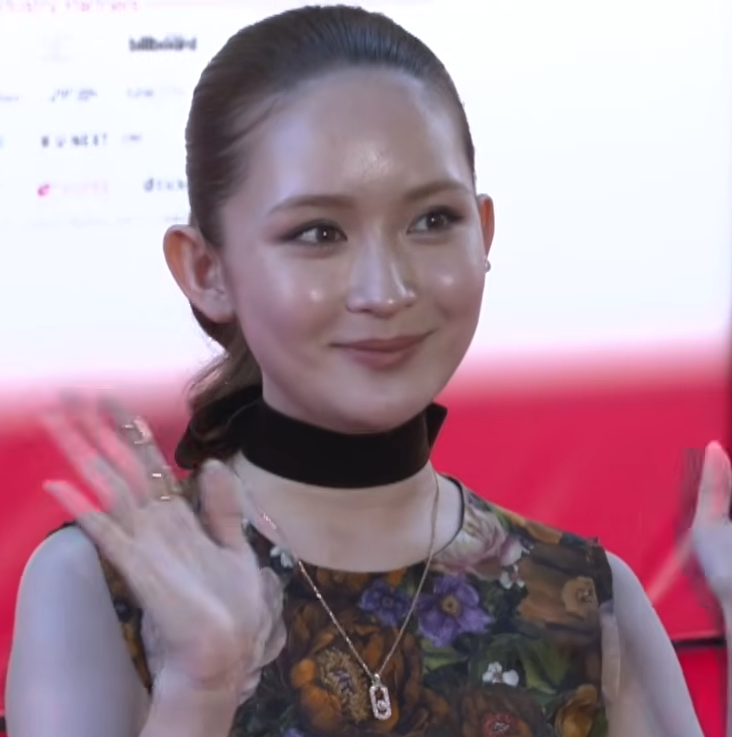 カメラに向かってピースをする畑芽育