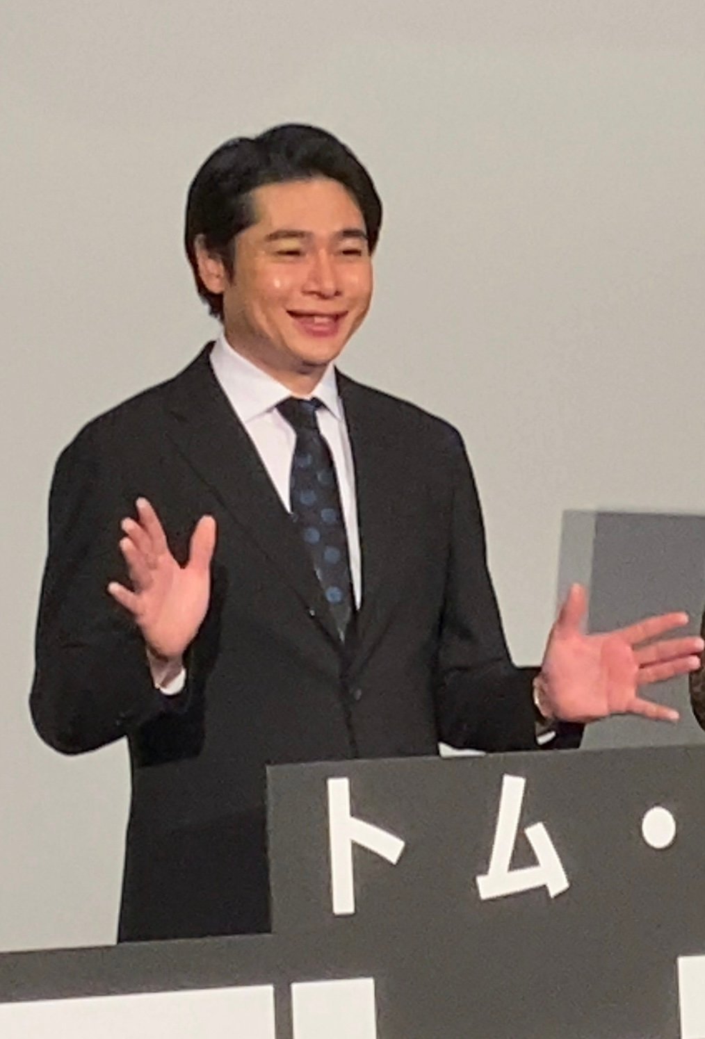 冷蔵庫を前におどける吉村崇