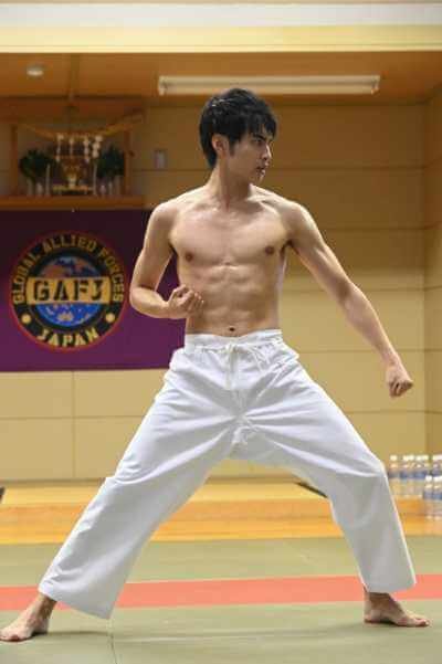 格闘技の練習をする平野宏周