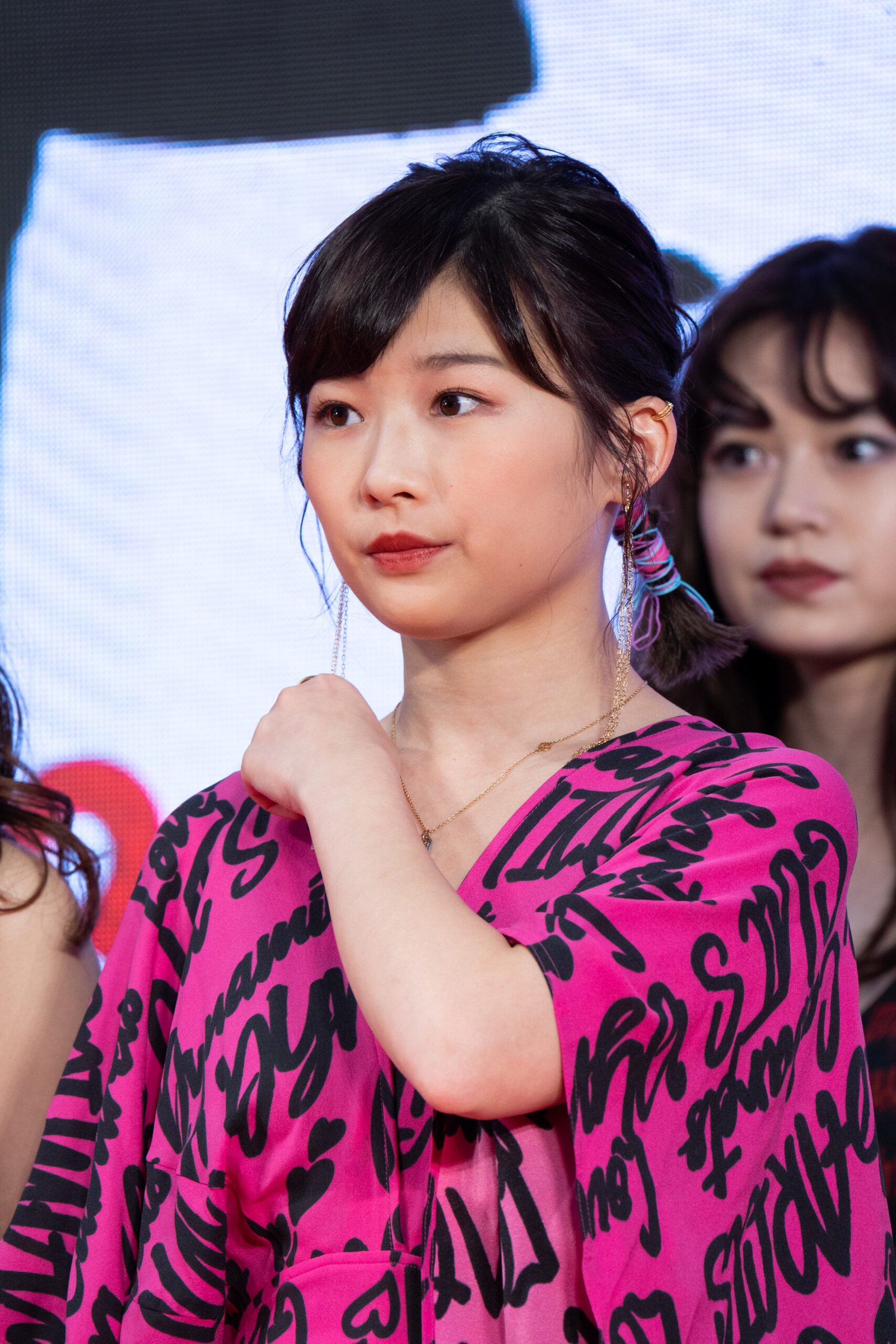 結婚相手の蓬莱竜太と歩く伊藤沙莉
